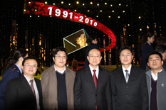 國家質檢總局副局長支樹平（右三）在中央電視臺演播大廳2010年&ldquo;3.15晚會&rdquo;直播現場與中國質量檢驗協會會員工作部主任楊曉東（右二）、防偽中心主任王成村（右一）、會員工作部副主任劉輝（左二）、會員工作部副主任王劍（左一）等協會工作人員代表合影留念