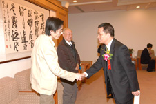 中國(guó)經(jīng)濟(jì)網(wǎng)副總編秦海波在研討會(huì)中與中國(guó)質(zhì)量檢驗(yàn)協(xié)會(huì)副理事長(zhǎng)兼秘書長(zhǎng)柯振權(quán)親切握手并交談