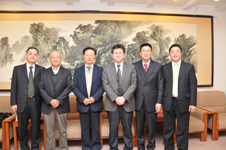 中國(guó)質(zhì)量檢驗(yàn)協(xié)會(huì)常務(wù)理事張明(右二)、陳平(左一)、劉輝(右一)與山東大學(xué)溫德成教授(右三)、北京工業(yè)大學(xué)韓福榮教授(左三)、投訴處理領(lǐng)域著名學(xué)者朱立恩教授(左二)在研討會(huì)中合影留念