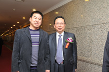 消費(fèi)維權(quán)專家、中消協(xié)原副秘書長(zhǎng)武高漢與研討會(huì)企業(yè)代表在研討會(huì)中合影留念