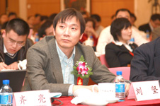 中國(guó)傳媒大學(xué)劉堅(jiān)教授在會(huì)場(chǎng)認(rèn)真聽取其他專家的精彩演講