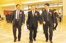 2010年11月17日,中國(guó)質(zhì)量檢驗(yàn)協(xié)會(huì)全國(guó)會(huì)員代表大會(huì)暨第三屆理事會(huì)第一次會(huì)議在北京召開,全國(guó)政協(xié)副主席白立忱(中)在國(guó)家質(zhì)檢總局副局長(zhǎng)劉平均(左)、總工程師張綱(右)陪同下步入會(huì)場(chǎng)