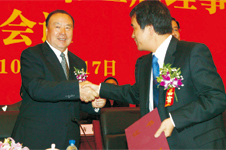 全國(guó)政協(xié)副主席白立忱(左)向中國(guó)質(zhì)量檢驗(yàn)協(xié)會(huì)第三屆理事會(huì)副理事長(zhǎng)兼秘書長(zhǎng)柯振權(quán)(右)頒發(fā)“協(xié)會(huì)副理事長(zhǎng)”證書