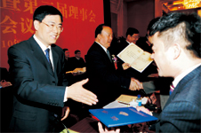 國(guó)家質(zhì)檢總局總工程師張綱(左)為中國(guó)質(zhì)量檢驗(yàn)協(xié)會(huì)第三屆理事會(huì)理事代表王成村頒發(fā)證書