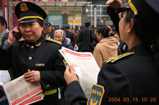 煙草專賣工作人員索取中國(guó)質(zhì)量檢驗(yàn)協(xié)會(huì)工作人員散發(fā)的2004年“3.15”國(guó)際消費(fèi)者權(quán)益日宣傳資料