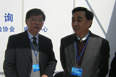時(shí)任國(guó)家質(zhì)檢總局副局長(zhǎng)葛志榮和時(shí)任質(zhì)量司司長(zhǎng)孫波在2005年“3.15”咨詢活動(dòng)現(xiàn)場(chǎng)掠影