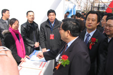 時(shí)任國(guó)家質(zhì)檢總局黨組書記李傳卿在2006年“3.15”咨詢活動(dòng)現(xiàn)場(chǎng)親切接見中國(guó)質(zhì)量檢驗(yàn)協(xié)會(huì)工作人員