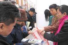 中國(guó)質(zhì)量檢驗(yàn)協(xié)會(huì)工作人員在2006年“3.15”咨詢活動(dòng)現(xiàn)場(chǎng)向消費(fèi)者發(fā)放資料