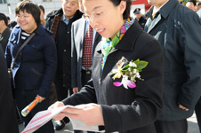 北京市人民政府副市長(zhǎng)程紅(右一)在2008年“3.15”咨詢活動(dòng)現(xiàn)場(chǎng)仔細(xì)閱讀中國(guó)質(zhì)量檢驗(yàn)協(xié)會(huì)編印的《2008年“3.15”國(guó)際消費(fèi)者權(quán)益日宣傳資料(消費(fèi)指南)》并致以高度評(píng)價(jià)