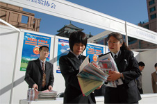 2008年3月17日《人民日?qǐng)?bào)社·市場(chǎng)報(bào)》頭版和《人民網(wǎng)》(http://paper.people.com.cn/scb/html/2008-03/17/content_48316048.htm)圖片報(bào)道中國(guó)質(zhì)量檢驗(yàn)協(xié)會(huì)的2008年“3.15”國(guó)際消費(fèi)者權(quán)益日現(xiàn)場(chǎng)咨詢活動(dòng);圖為消費(fèi)者在咨詢現(xiàn)場(chǎng)瀏覽和交流協(xié)會(huì)發(fā)放的宣傳資料