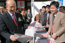 時(shí)任國(guó)家質(zhì)檢總局副局長(zhǎng)支樹平(左一)、北京市人民政府副市長(zhǎng)程紅(左二)在2008年“3.15”國(guó)際消費(fèi)者權(quán)益日咨詢現(xiàn)場(chǎng)參觀指導(dǎo)中國(guó)質(zhì)量檢驗(yàn)協(xié)會(huì)展區(qū)掠影