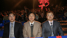 中國(guó)質(zhì)量檢驗(yàn)協(xié)會(huì)會(huì)員工作部主任楊曉東(中)和副主任劉輝(左)、企業(yè)工作部副主任王劍(右)等10名工作人員應(yīng)邀出席中央電視臺(tái)2008年“3.15晚會(huì)”