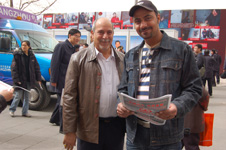 外國(guó)消費(fèi)者在2009年“3.15”咨詢活動(dòng)現(xiàn)場(chǎng)接受中國(guó)質(zhì)量檢驗(yàn)協(xié)會(huì)贈(zèng)閱的《宣傳手冊(cè)》并留影