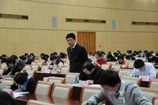 中國(guó)質(zhì)量檢驗(yàn)協(xié)會(huì)秘書長(zhǎng)助理張明在復(fù)賽考試現(xiàn)場(chǎng)監(jiān)考