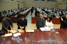 “全國(guó)質(zhì)量知識(shí)競(jìng)賽”復(fù)賽考試結(jié)束后,國(guó)家質(zhì)檢總局監(jiān)察局室主任楊學(xué)偉(左一)、國(guó)家質(zhì)檢總局質(zhì)量管理司質(zhì)量管理處處長(zhǎng)殷榮伍(右二)、中國(guó)質(zhì)量檢驗(yàn)協(xié)會(huì)秘書長(zhǎng)助理張明(左二)對(duì)復(fù)賽答題卡進(jìn)行現(xiàn)場(chǎng)封存