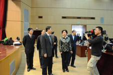 “全國(guó)質(zhì)量知識(shí)競(jìng)賽”活動(dòng)得到國(guó)家質(zhì)檢總局高度重視,時(shí)任國(guó)家質(zhì)檢總局局長(zhǎng)王勇(左三)、時(shí)任國(guó)家質(zhì)檢總局副局長(zhǎng)支樹平(右二)、黨組成員兼紀(jì)檢組長(zhǎng)王煒(左二)前往復(fù)賽現(xiàn)場(chǎng)進(jìn)行巡視和慰問。中國(guó)質(zhì)量檢驗(yàn)協(xié)會(huì)秘書長(zhǎng)助理張明(左一)陪同