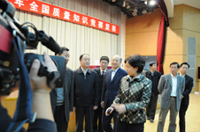 中國(guó)質(zhì)量檢驗(yàn)協(xié)會(huì)秘書長(zhǎng)助理張明(左三)陪同時(shí)任國(guó)家質(zhì)檢總局局長(zhǎng)王勇等領(lǐng)導(dǎo)巡視考場(chǎng)掠影