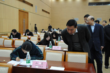 時(shí)任國(guó)家質(zhì)檢總局局長(zhǎng)王勇仔細(xì)觀看參賽選手答題