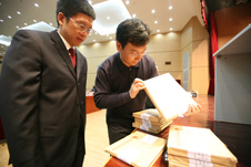 中國(guó)質(zhì)量檢驗(yàn)協(xié)會(huì)秘書長(zhǎng)助理張明(左一)、企業(yè)工作部副主任趙劍波(左二)在復(fù)賽考場(chǎng)現(xiàn)場(chǎng)啟封試卷