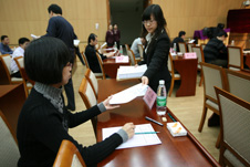 中國(guó)質(zhì)量檢驗(yàn)協(xié)會(huì)監(jiān)考工作人員在復(fù)賽考場(chǎng)發(fā)放試卷