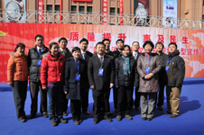 中國(guó)質(zhì)量檢驗(yàn)協(xié)會(huì)秘書長(zhǎng)助理張明(二排右四)、綜合部主任李曉光(二排右一)、企業(yè)工作部主任陳平(二排右二)、會(huì)員工作部主任楊曉東(二排左四)、防偽中心主任王成村(一排右一)、會(huì)員工作部副主任王劍(一排右三)和工作人員王秀果、張東紅、張勇、劉軍、賈麗、吳艷在2010年“3.15”咨詢活動(dòng)現(xiàn)場(chǎng)合影留念