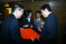 時(shí)任國(guó)家質(zhì)檢總局黨組成員、中國(guó)國(guó)家認(rèn)證認(rèn)可監(jiān)督管理委員會(huì)主任孫大偉(右一)為“全國(guó)質(zhì)量知識(shí)競(jìng)賽”決賽活動(dòng)簽名留念