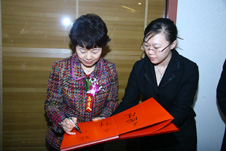 國(guó)家質(zhì)檢總局黨組成員兼人事司司長(zhǎng)張沁榮為“全國(guó)質(zhì)量知識(shí)競(jìng)賽”決賽活動(dòng)簽名留念