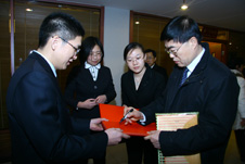 國(guó)家質(zhì)檢總局總工程師張綱(右一)為“全國(guó)質(zhì)量知識(shí)競(jìng)賽”決賽活動(dòng)簽名留念