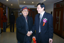 時(shí)任國(guó)家質(zhì)檢總局黨組成員、中國(guó)國(guó)家認(rèn)證認(rèn)可監(jiān)督管理委員會(huì)主任孫大偉(右一)親切接見時(shí)任中國(guó)質(zhì)量檢驗(yàn)協(xié)會(huì)會(huì)長(zhǎng)李保國(guó)(左一)