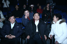 中國(guó)質(zhì)量檢驗(yàn)協(xié)會(huì)秘書長(zhǎng)助理張明(左二)陪同國(guó)家質(zhì)檢總局副局長(zhǎng)劉平均(左三)、時(shí)任質(zhì)量管理司司長(zhǎng)孫波(左一)、時(shí)任辦公廳副主任朱守鈞(右一)觀看“全國(guó)質(zhì)量知識(shí)競(jìng)賽”決賽的彩排活動(dòng)