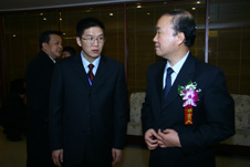 國(guó)家質(zhì)檢總局黨組成員兼紀(jì)檢組長(zhǎng)王煒(右一)在決賽錄播活動(dòng)現(xiàn)場(chǎng)聽取中國(guó)質(zhì)量檢驗(yàn)協(xié)會(huì)秘書長(zhǎng)助理張明(左一)關(guān)于“全國(guó)質(zhì)量知識(shí)競(jìng)賽”決賽節(jié)目錄播籌備情況的匯報(bào)