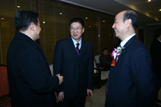 中國(guó)質(zhì)量檢驗(yàn)協(xié)會(huì)秘書長(zhǎng)助理張明(左二)在活動(dòng)現(xiàn)場(chǎng)與重慶市人民政府副秘書長(zhǎng)張明樹(右一)、重慶市質(zhì)量技術(shù)監(jiān)督局局長(zhǎng)張宗清(左一)親切交流