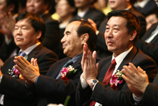 全國(guó)政協(xié)副主席阿不來提·阿不都熱西提(左二)、時(shí)任國(guó)家質(zhì)檢總局局長(zhǎng)王勇(右一)、工業(yè)和信息化部副部長(zhǎng)婁勤儉(左一)為選手們的精彩表演而鼓掌慶賀