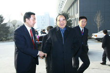 時(shí)任國(guó)家質(zhì)檢總局局長(zhǎng)王勇(左一)、中國(guó)質(zhì)量檢驗(yàn)協(xié)會(huì)秘書長(zhǎng)助理張明(左三)陪同全國(guó)政協(xié)副主席阿不來提·阿不都熱西提(左二)來到“全國(guó)質(zhì)量知識(shí)競(jìng)賽”決賽活動(dòng)錄制現(xiàn)場(chǎng)