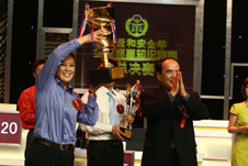 由中國(guó)質(zhì)量檢驗(yàn)協(xié)會(huì)負(fù)責(zé)組隊(duì)參賽的消費(fèi)者代表隊(duì)一路過關(guān)斬將,在決賽中以總分825分的優(yōu)異成績(jī)勇奪冠軍。圖為全國(guó)政協(xié)副主席阿不來提·阿不都熱西提(右一)為消費(fèi)者代表隊(duì)頒發(fā)“全國(guó)質(zhì)量知識(shí)競(jìng)賽”總決賽一等獎(jiǎng)獎(jiǎng)杯