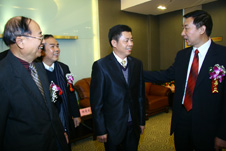 時(shí)任國(guó)家質(zhì)檢總局局長(zhǎng)王勇在貴賓室親切接見“全國(guó)質(zhì)量知識(shí)競(jìng)賽”活動(dòng)優(yōu)秀組織單位的兩位企業(yè)代表廣東名臣有限公司陳勤發(fā)總經(jīng)理和重慶紅九九食品有限公司總經(jīng)理黃萬(wàn)明