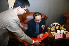 中國(guó)質(zhì)量檢驗(yàn)協(xié)會(huì)會(huì)員工作部副主任張百熙(左一)在活動(dòng)現(xiàn)場(chǎng)懇請(qǐng)全國(guó)政協(xié)副主席阿不來提·阿不都熱西提(右一)為“全國(guó)質(zhì)量知識(shí)競(jìng)賽”決賽活動(dòng)簽名留念