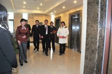 時(shí)任國(guó)家質(zhì)檢總局質(zhì)量管理司司長(zhǎng)孫波(右二)、辦公廳副主任朱守鈞(右一)、中國(guó)質(zhì)量檢驗(yàn)協(xié)會(huì)秘書長(zhǎng)助理張明(右四)陪同時(shí)任國(guó)家質(zhì)檢總局局長(zhǎng)王勇(右三)來到“全國(guó)質(zhì)量知識(shí)競(jìng)賽”決賽活動(dòng)錄制現(xiàn)場(chǎng)