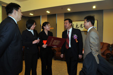 時(shí)任國(guó)家質(zhì)檢總局局長(zhǎng)王勇(右二)為“全國(guó)質(zhì)量知識(shí)競(jìng)賽”決賽活動(dòng)簽名留念