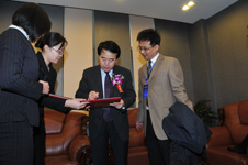 中華全國(guó)總工會(huì)書記處書記、紀(jì)檢組長(zhǎng)王瑞生(右二)為“全國(guó)質(zhì)量知識(shí)競(jìng)賽”決賽活動(dòng)簽名留念