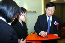 國(guó)家質(zhì)檢總局副局長(zhǎng)魏傳忠(右一)為“全國(guó)質(zhì)量知識(shí)競(jìng)賽”決賽活動(dòng)簽名留念