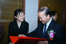 國(guó)家質(zhì)檢總局黨組成員兼紀(jì)檢組長(zhǎng)王煒(右一)為“全國(guó)質(zhì)量知識(shí)競(jìng)賽”決賽活動(dòng)簽名留念