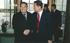 時(shí)任國(guó)家質(zhì)檢總局局長(zhǎng)王勇在人民大會(huì)堂東門口親自迎接全國(guó)政協(xié)副主席李金華