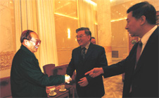 時(shí)任國(guó)家質(zhì)檢總局局長(zhǎng)王勇向全國(guó)政協(xié)副主席李金華介紹時(shí)任中國(guó)質(zhì)量檢驗(yàn)協(xié)會(huì)會(huì)長(zhǎng)李保國(guó)