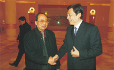 時(shí)任國(guó)家質(zhì)檢總局黨組成員、中國(guó)國(guó)家認(rèn)證認(rèn)可監(jiān)督管理委員會(huì)主任孫大偉與時(shí)任中國(guó)質(zhì)量檢驗(yàn)協(xié)會(huì)會(huì)長(zhǎng)李保國(guó)親切握手