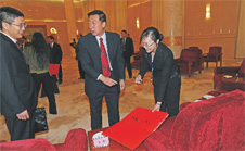 時(shí)任國(guó)家質(zhì)檢總局局長(zhǎng)王勇現(xiàn)場(chǎng)題名