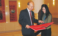 時(shí)任國(guó)家質(zhì)檢總局副局長(zhǎng)支樹平瀏覽嘉賓題名簿