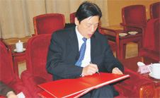 時(shí)任國(guó)家質(zhì)檢總局黨組成員、中國(guó)國(guó)家認(rèn)證認(rèn)可監(jiān)督管理委員會(huì)主任孫大偉現(xiàn)場(chǎng)題名