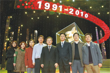 中國(guó)質(zhì)量檢驗(yàn)協(xié)會(huì)會(huì)員工作部主任楊曉東(右三)、防偽中心主任王成村(右一)、會(huì)員工作部副主任劉輝(右二)、會(huì)員工作部副主任王劍(右四)及工作人員應(yīng)邀參加中國(guó)中央電視臺(tái)2010年“3.15晚會(huì)”