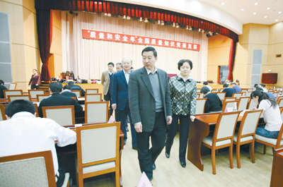 2009年12月15日,“質(zhì)量和安全年”全國(guó)質(zhì)量知識(shí)競(jìng)賽復(fù)賽在京舉行,時(shí)任國(guó)家質(zhì)檢總局局長(zhǎng)王勇、時(shí)任國(guó)家質(zhì)檢總局副局長(zhǎng)支樹平、黨組成員王煒、總工程師張綱等到“全國(guó)質(zhì)量知識(shí)競(jìng)賽”復(fù)賽考場(chǎng)巡查